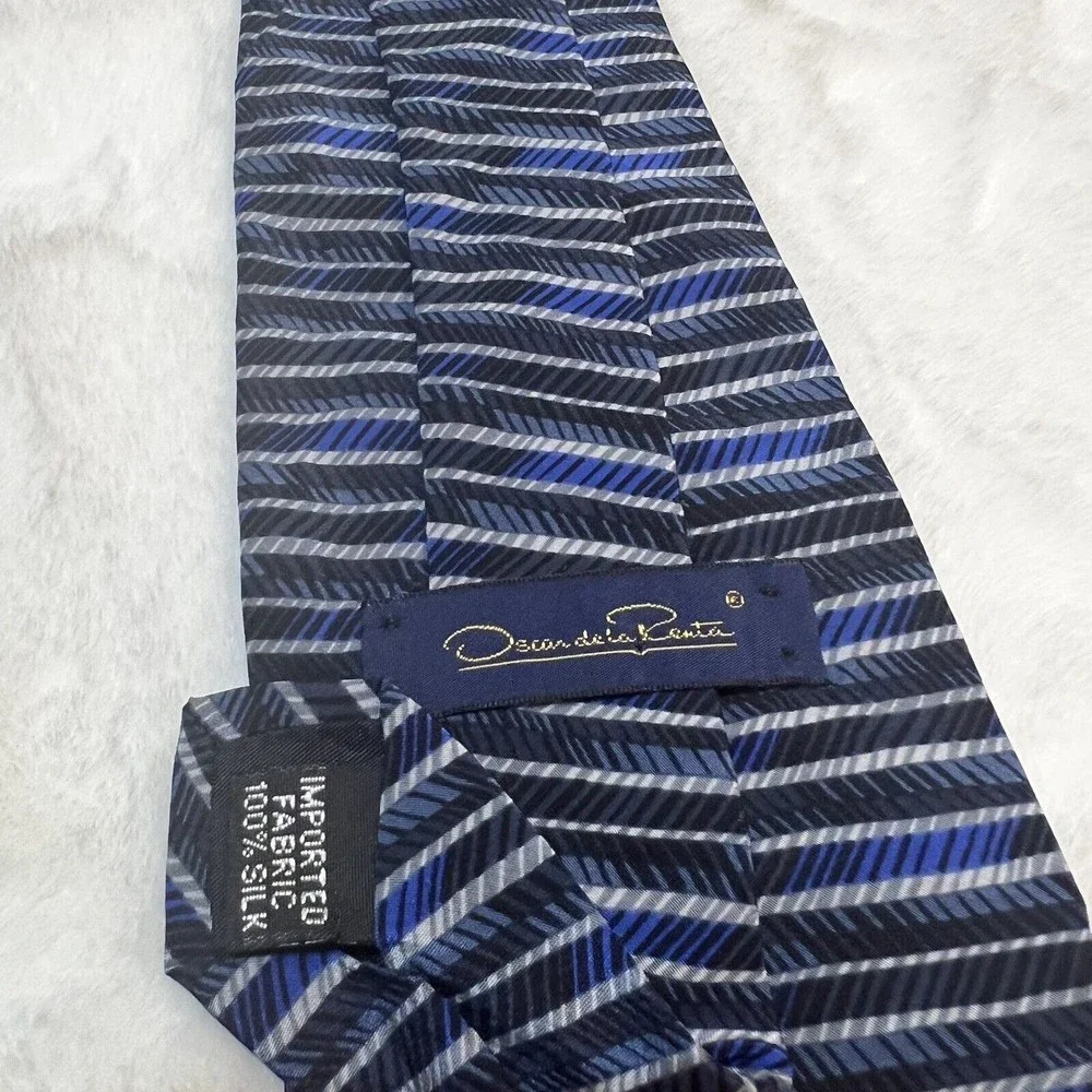 Oscar de la Renta Blue Striped Silk Tie